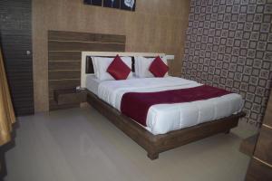 Postel nebo postele na pokoji v ubytování The Sky Comfort - Hotel The Heaven, Dwarka