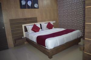 Postel nebo postele na pokoji v ubytování The Sky Comfort - Hotel The Heaven, Dwarka + 37 fotografií