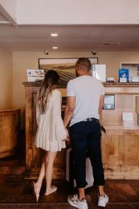 Ein Mann und eine Frau stehen vor einem Klavier in der Unterkunft Best Western Sonoma Winegrower's Inn in Rohnert Park