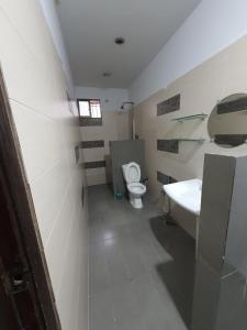 y baño con aseo y lavamanos. en Patel Residency Apartment en Karachi