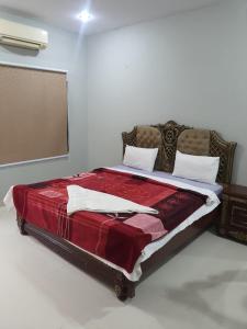 سرير أو أسرّة في غرفة في Patel Residency Apartment