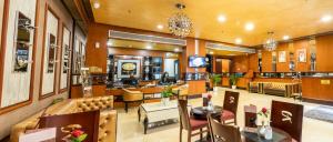 un vestíbulo de un restaurante con bar en Grand Safir Hotel en Manama