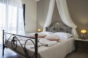 Un pat sau paturi într-o cameră la Villa-Azalea