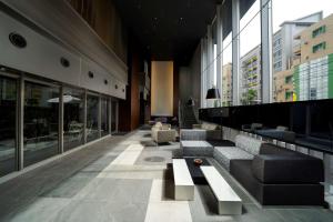 una hall con divani e tavoli in un edificio di Best Western Plus Fukuoka Tenjin-minami a Fukuoka