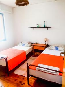 Un dormitorio con 2 camas, una mesa y una falda en Two babies, en Mostar