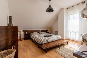 - une chambre avec un lit et une table en bois dans l'établissement Charmante Maison Climatisée avec son Jardin à 5 minutes de DIJON, à Saint-Apollinaire