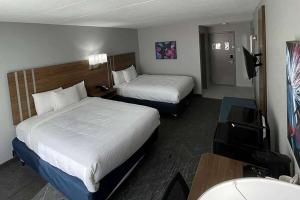 Krevet ili kreveti u jedinici u objektu Days Inn & Suites by Wyndham Springfield OH