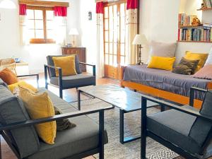 サン・マルティー・ダンプリアスにあるHoliday Home Hermine by Interhomeのリビングルーム(ベッド2台、テーブル、椅子付)
