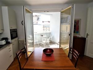 una cocina con una mesa con un tazón encima en Apartment Opera by Interhome, en Viena