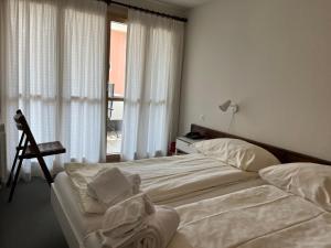 苏尔勒吉Apartment Residenza Chesa Margun 13-4 by Interhome的一间卧室，配有一张大床和一扇窗户。