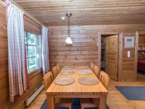 ein hölzernes Esszimmer mit einem Holztisch und Stühlen in der Unterkunft Holiday Home Uolevintie 39a by Interhome in Ruka + 13 Fotos
