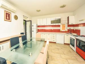Kuchyň nebo kuchyňský kout v ubytování Holiday Home Anđela by Interhome