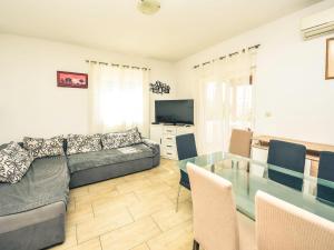 TV a/nebo společenská místnost v ubytování Holiday Home Anđela by Interhome