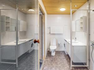 ルカにあるHoliday Home Aurinkoranta by Interhomeのバスルーム(洗面台2台、トイレ付)