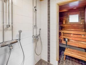 ルカにあるHoliday Home Aurinkoranta by Interhomeのバスルーム(シャワー、ベンチ付)
