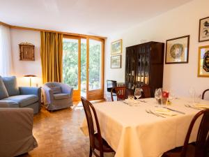 uma sala de jantar com mesa e cadeiras em Apartment Chesa Cresta by Interhome em Surlej