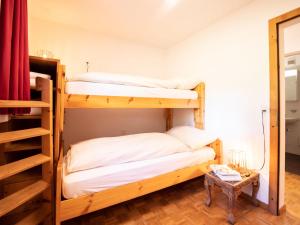 Ένα ή περισσότερα κρεβάτια σε δωμάτιο στο Apartment Chesa Cresta by Interhome