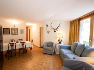 uma sala de estar com um sofá e uma mesa em Apartment Chesa Cresta by Interhome em Surlej