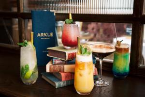 una mesa con libros y tres cócteles y libros en Glenroyal Hotel en Maynooth