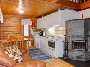 Kuchyň nebo kuchyňský kout v ubytování Holiday Home Lepokunnas by Interhome