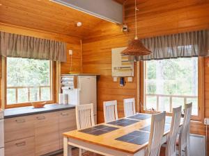 Kuchyň nebo kuchyňský kout v ubytování Holiday Home Hyryn herra cottage by Interhome