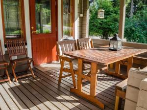 コリンカイラにあるHoliday Home Welhotar by Interhomeの木製のテーブルと椅子が置かれたポーチ