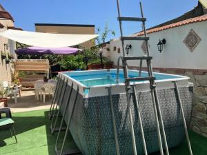 wanna z hydromasażem na podwórku z parasolem w obiekcie Aromi di Sicilia Casa Vacanze w mieście Palermo +25 zdjęć