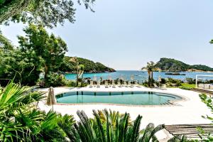 Výhled na bazén z ubytování Villa Kalysta nebo okolí