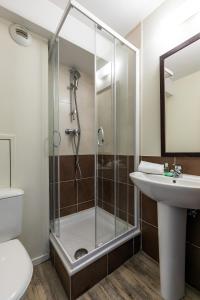 La salle de bains est pourvue d'une douche et d'un lavabo. dans l'établissement Résidence Pierre & Vacances Le Clos d'Eguisheim, à Eguisheim