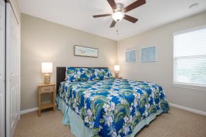 - une chambre avec un lit et un ventilateur de plafond dans l'établissement Avery's Ocean Breeze A, 3 Bedrooms, Ocean View, Pet Friendly, Sleeps 6, à Butler Beach