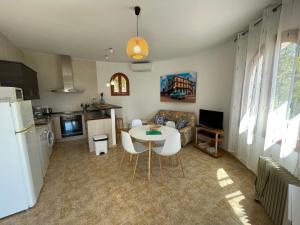 ベニタチェルにあるCasa La Villaのキッチン、リビングルーム(テーブル、椅子付)