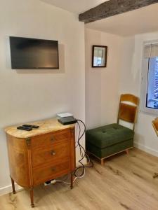 TV a/nebo společenská místnost v ubytování Petit cocoon Aixois