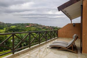 - Balcón con silla y vistas en San Lameer Villa 2533 - 4 Bedroom Superior - 8 pax - San Lameer Rental Agency, en Southbroom
