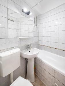 Ванная комната в LAROKA HOUSE Cosy and modern apartment Universitate-City Centre +7 фотографий