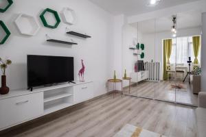 Телевизор и/или развлекательный центр в LAROKA HOUSE Cosy and modern apartment Universitate-City Centre