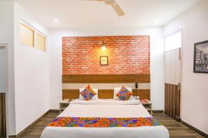 Postel nebo postele na pokoji v ubytování FabHotel Aravali Suites