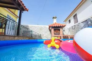uma piscina com um brinquedo no meio de uma casa em House near CR7 Museum no Funchal