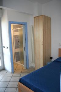 ein Schlafzimmer mit einem blauen Bett und einem Schrank in der Unterkunft Le Tre Palme in Ancona