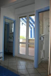 ein Badezimmer mit einer Glasschiebetür mit Aussicht in der Unterkunft Le Tre Palme in Ancona