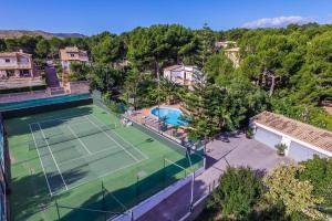 Теннис и/или сквош на территории Ideal Property Mallorca - Sol de Mallorca 1 или поблизости