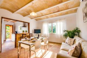 een woonkamer met een tafel en een bank bij Ideal Property Mallorca - Sol de Mallorca 1 in Cala Mesquida