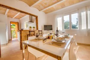 een eetkamer met een witte tafel en stoelen bij Ideal Property Mallorca - Sol de Mallorca 1 in Cala Mesquida