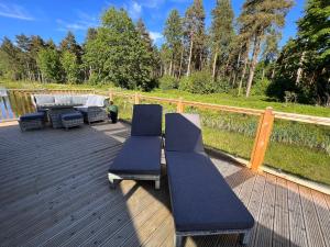 une terrasse avec des chaises, un canapé et une table dans l'établissement Hollicarrs - Dragonfly Lodge, à York