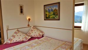- une chambre avec un lit et une photo sur le mur dans l'établissement 4 Bergpanorama mit herrlicher alpinen Almlandschaft Nichtraucherdomizil, à Schönau am Königssee