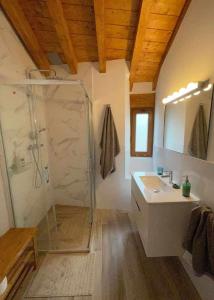 a bathroom with a shower and a sink at Encuentra el norte en la Casa del buen camino in Oreña