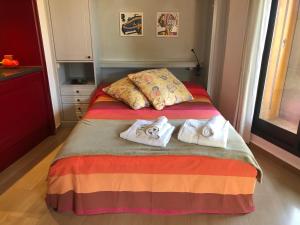 a bedroom with a bed with towels on it at Loft acogedor con terraza y parking en el centro in Huesca