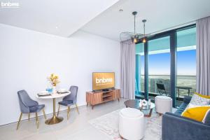 Televisyen dan/atau pusat hiburan di bnbmehomes - Address Beach Resort