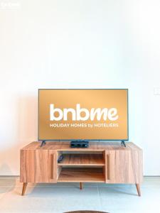 Televisyen dan/atau pusat hiburan di bnbmehomes - Address Beach Resort