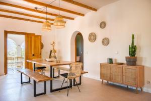 a dining room with a table and chairs at Casa Admar in Sayalonga