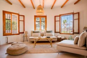 a living room with a couch and a table at Casa Admar in Sayalonga